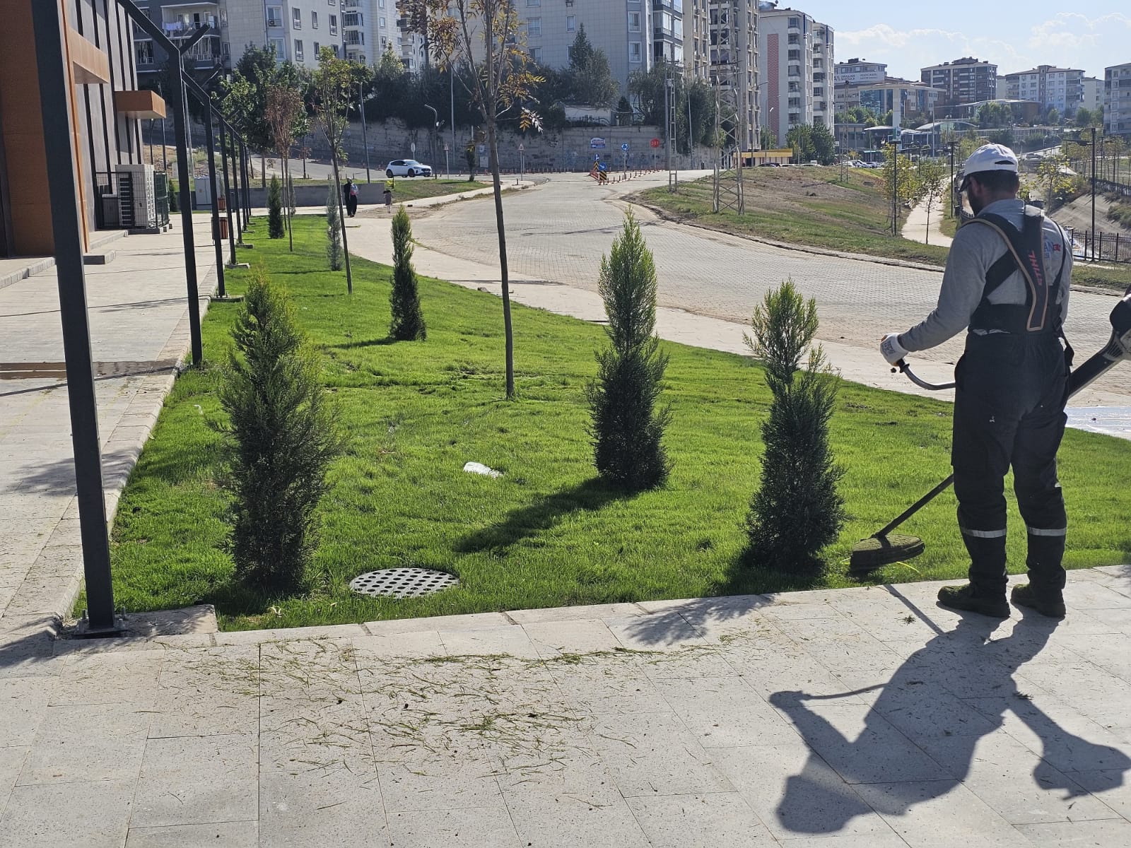 Çim Biçme Çalışmaları Devam Ediyor