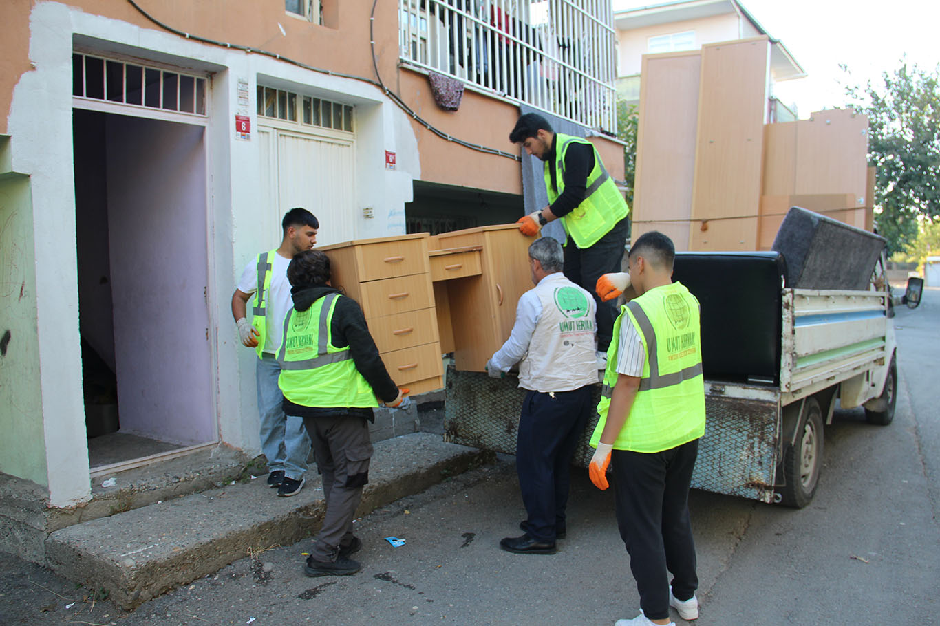 İhtiyaç Sahibi Aileye Yardım Eli