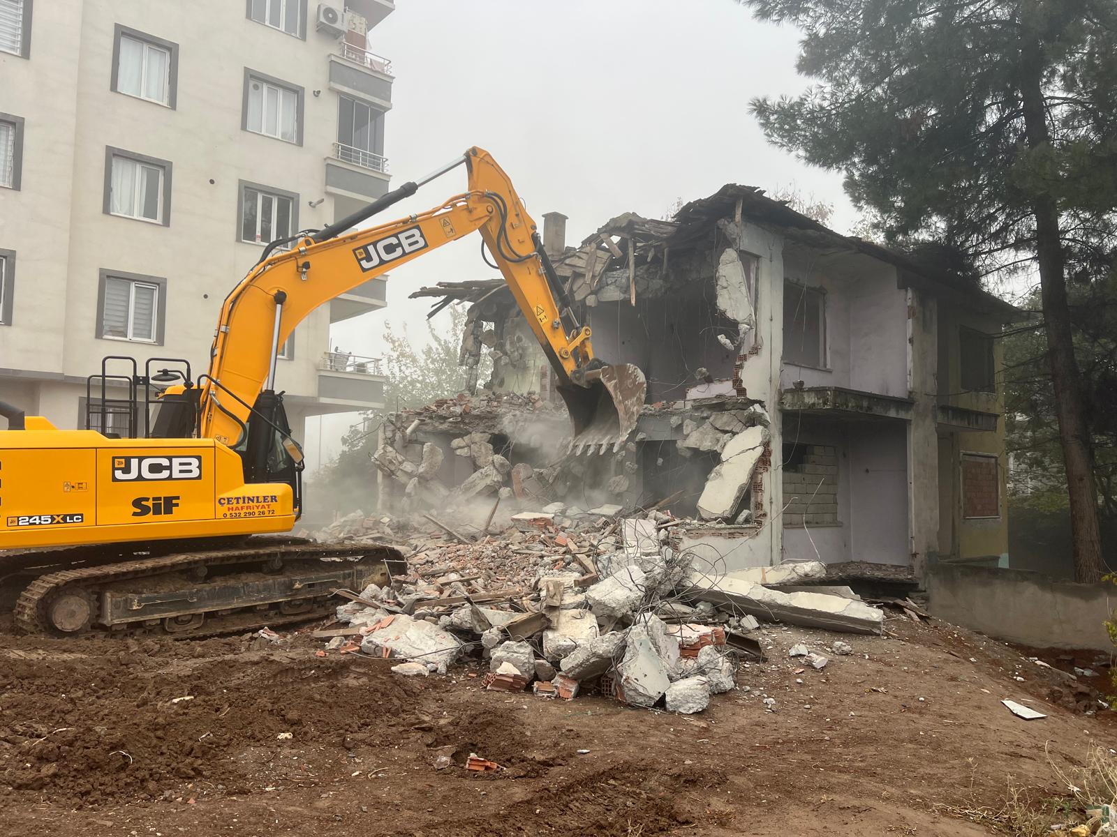 Tehlike Oluşturan Binalar Yıkılıyor