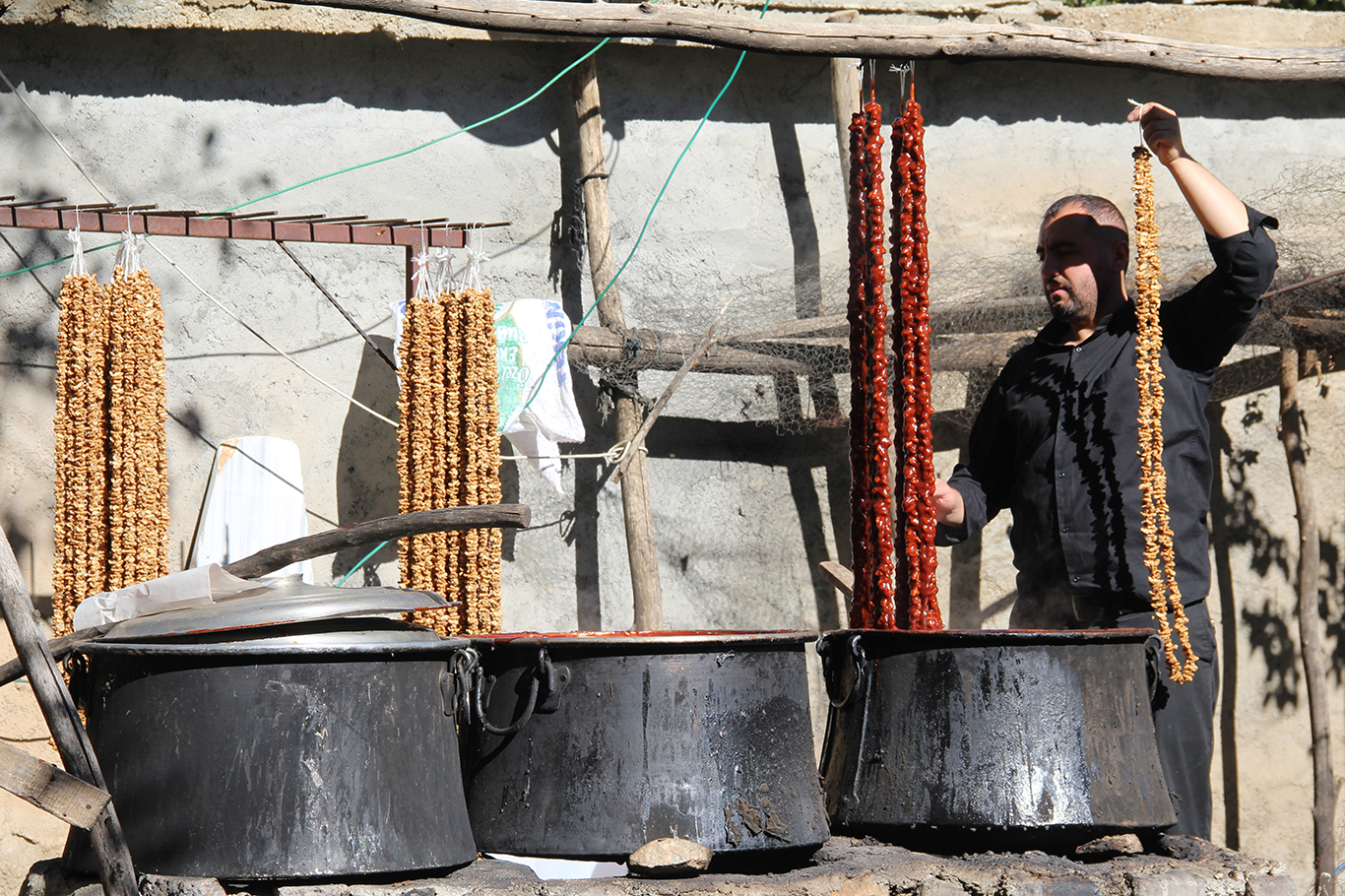 Geleneksel Cevizli Sucuk Üretimi Devam Ediyor