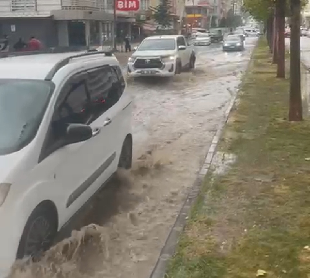 Kısa süreli yağış sokakları göle çevirdi
