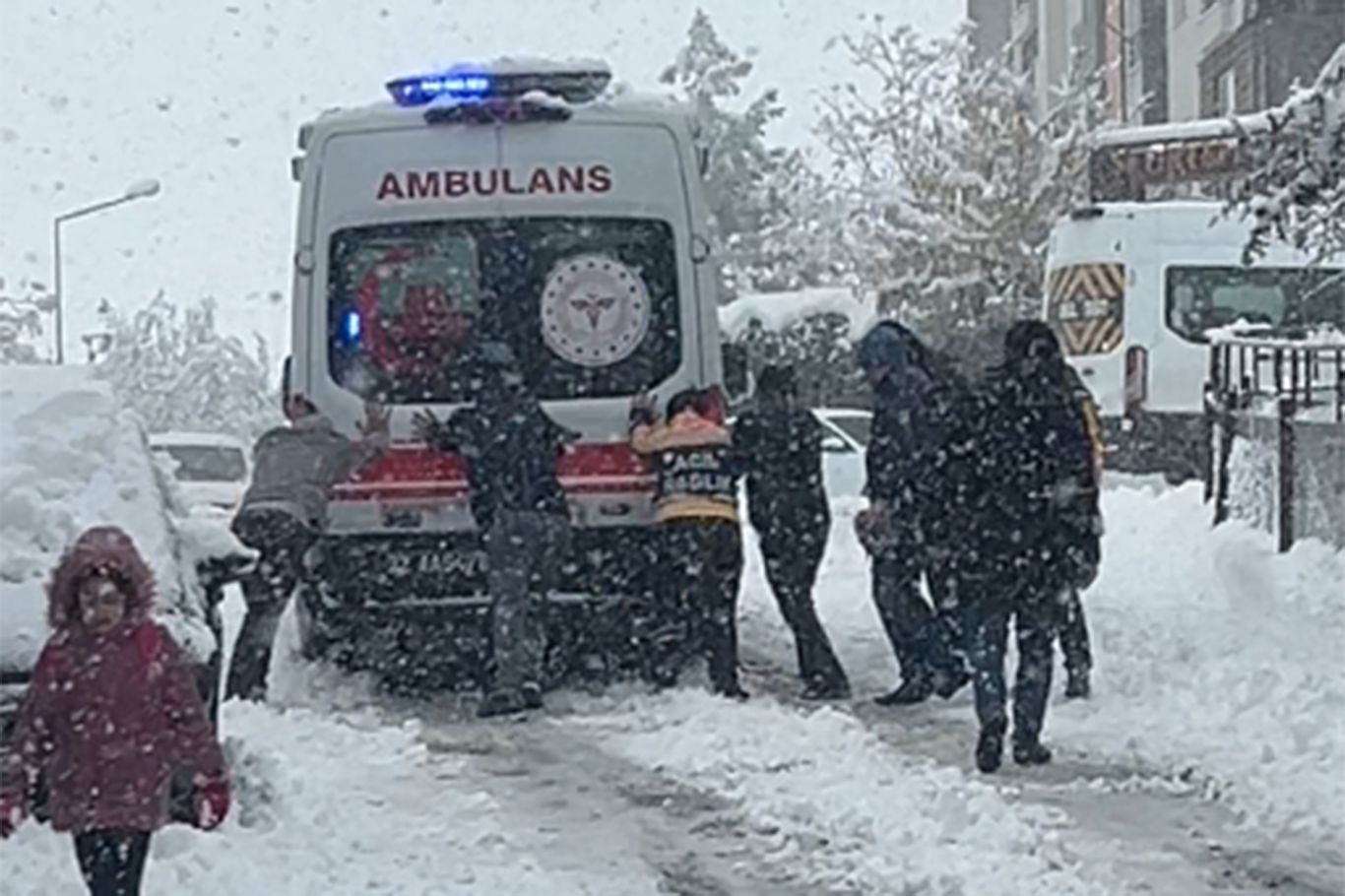 Karda mahsur kalan ambulansa vatandaşlar yetişti