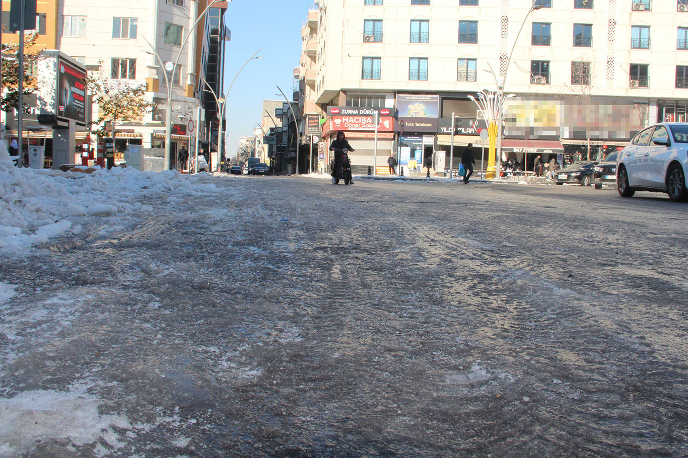 Batman’da Sokaklar Buz Pistine Döndü