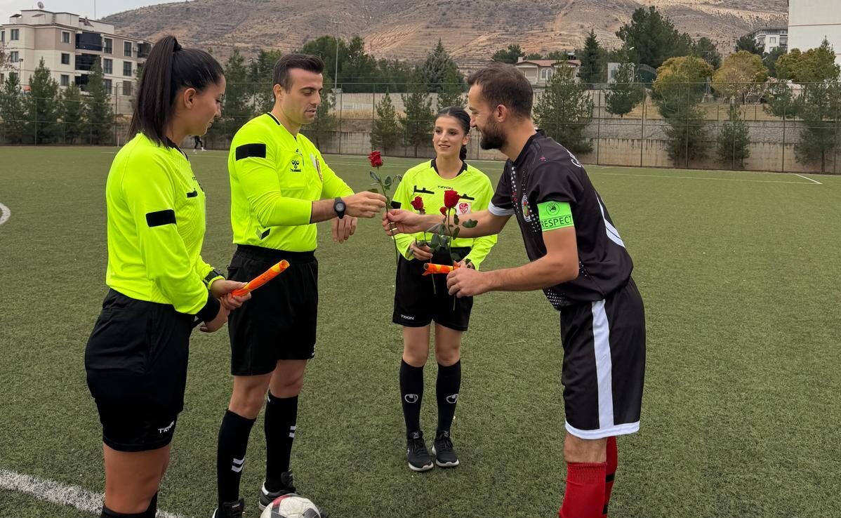 Hakemlere Çiçekli Karşılama