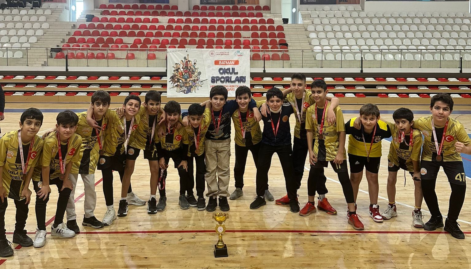 Hentbolda Şampiyon Petrol Ortaokulu