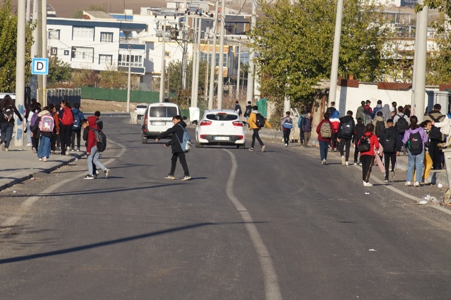 Köy yolunda tehlike: Vatandaşlar tümsek ve uyarı levhası talep ediyor