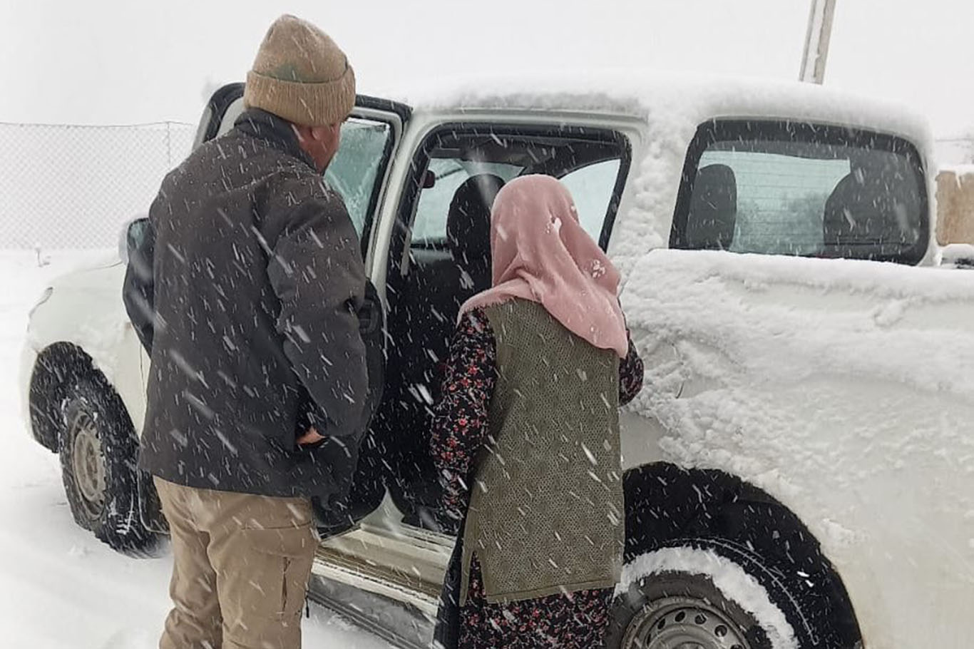 Kapanan Yollarda Mahsur Kalan Hastalara Ulaşıldı