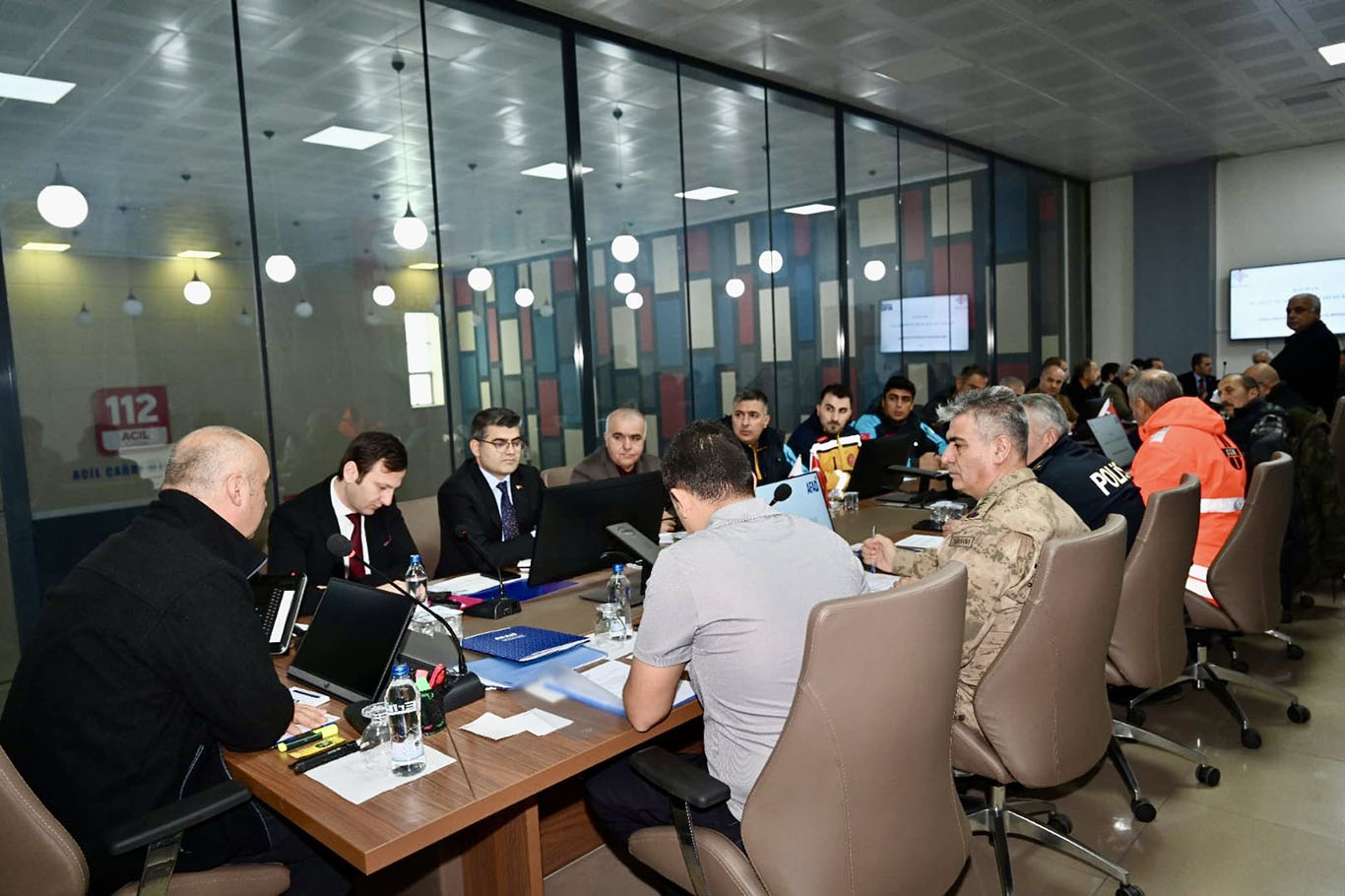 Vali Canalp karla mücadele toplantısını yönetti