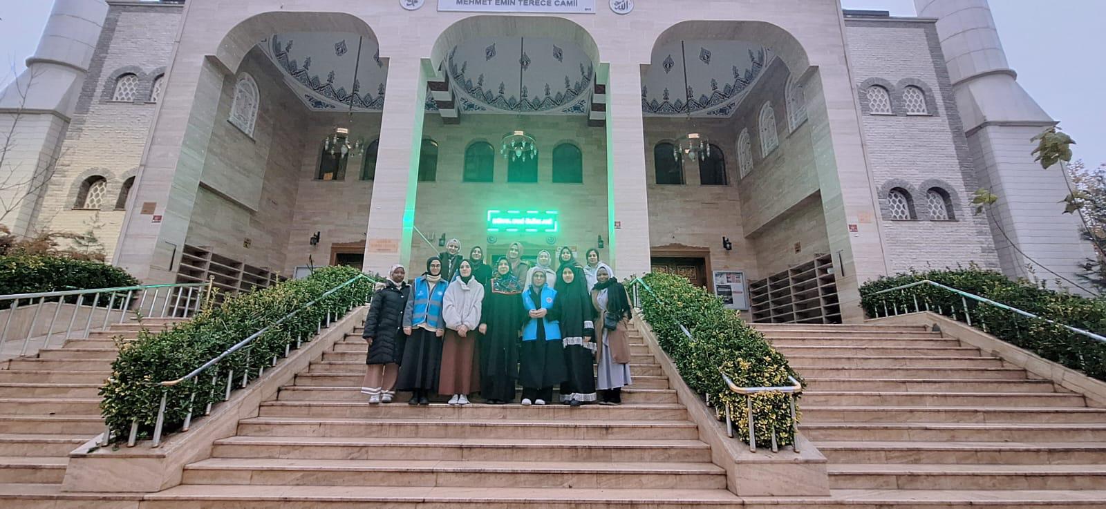 Kız Öğrenciler Sabah Namazında Bir Araya Geldi