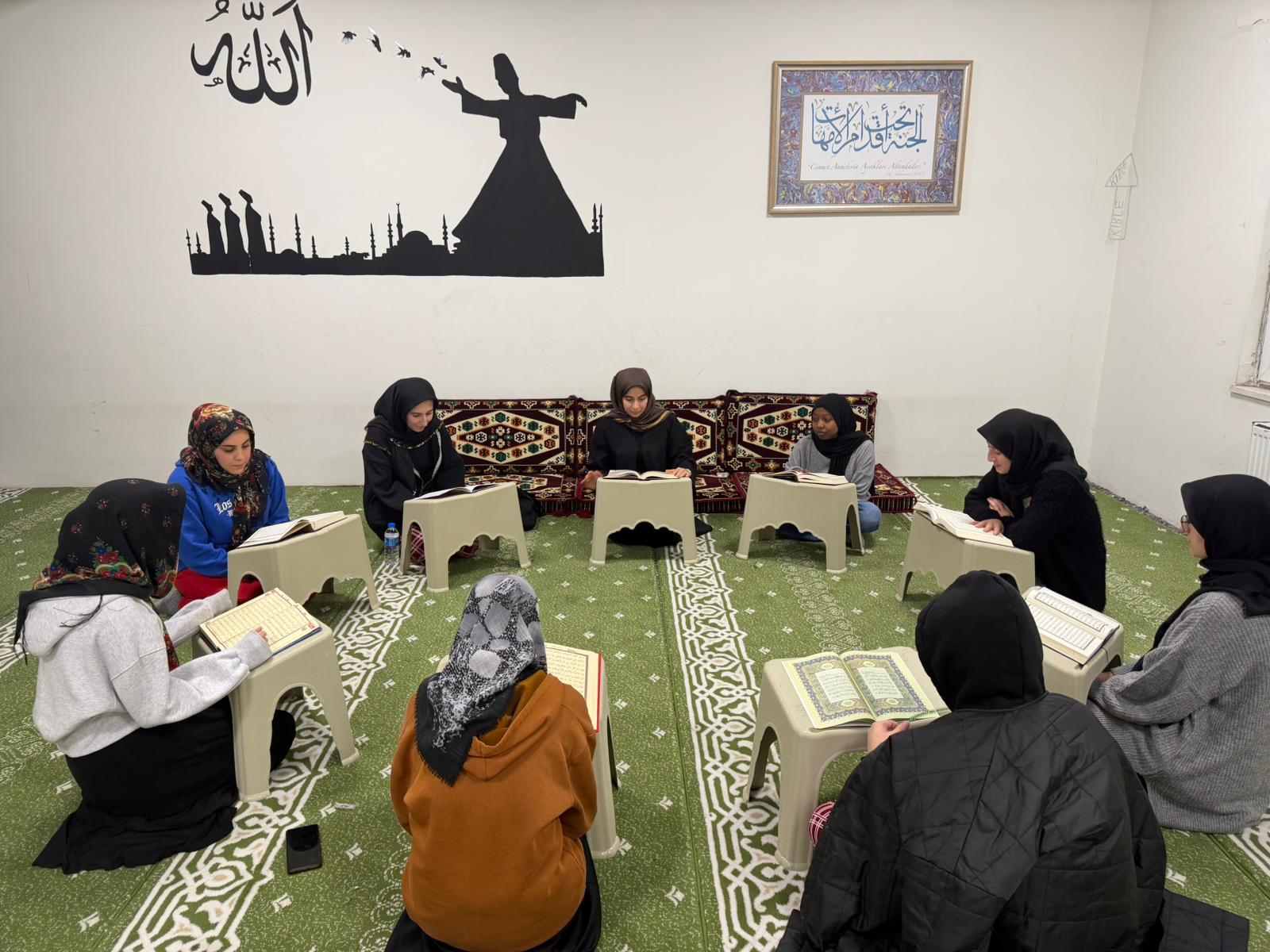 Öğrenciler Kur’an-ı Kerim Öğreniyor