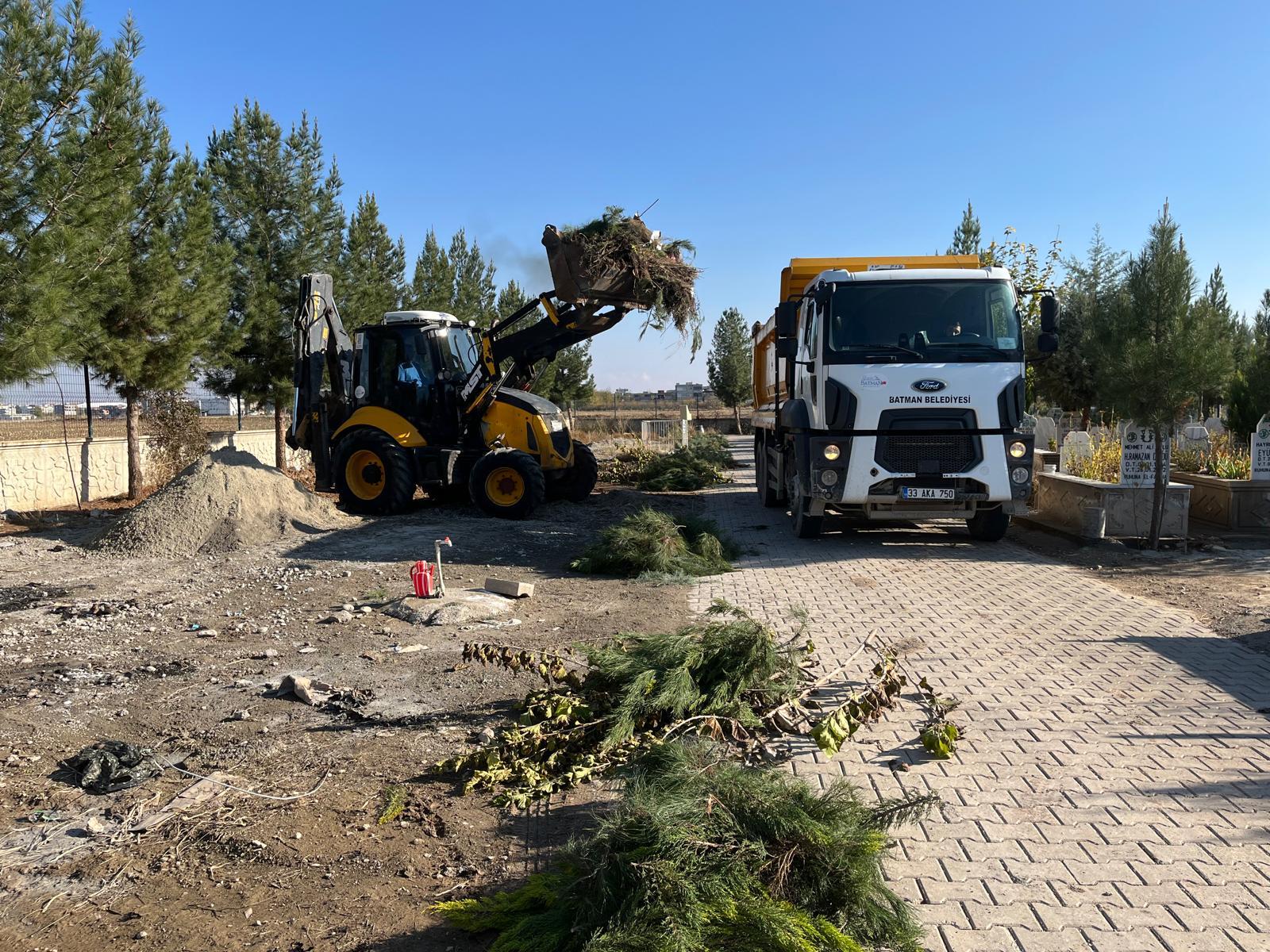 Mezarlıklarda Yenileme Başladı