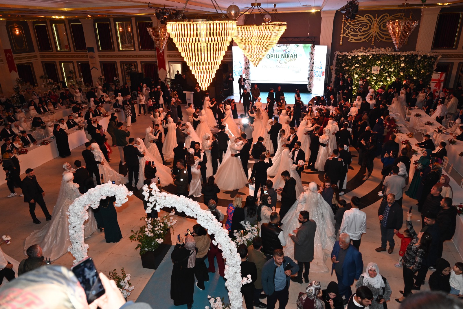 100 Çift Bir Günde ‘Evet’ Dedi