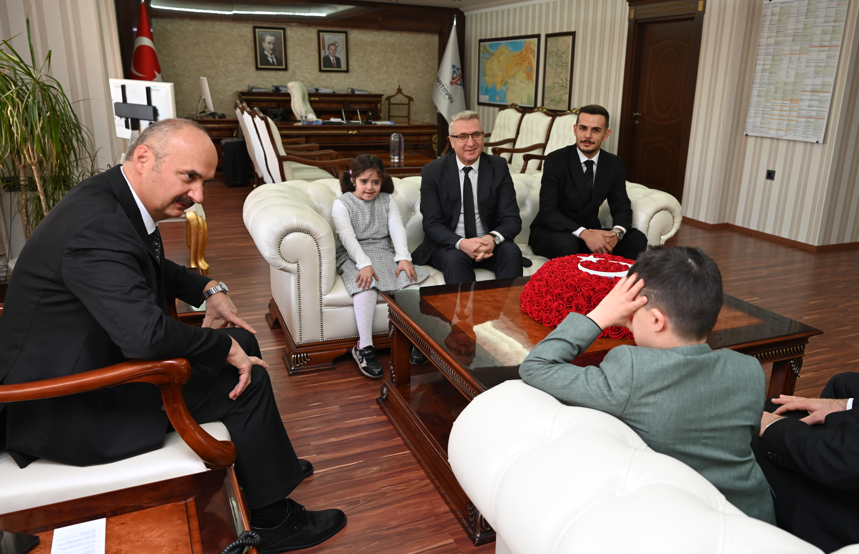 Vali Canalp, Özel Gereksinimli Öğrencilerle Bir Araya Geldi