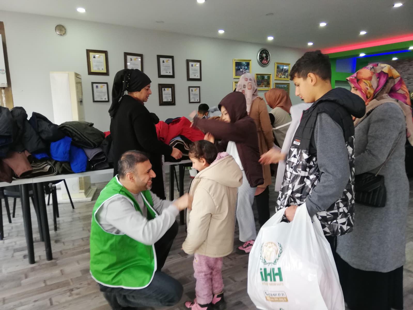 İHH Batman’dan 540 Çocuğa Kışlık Mont Desteği