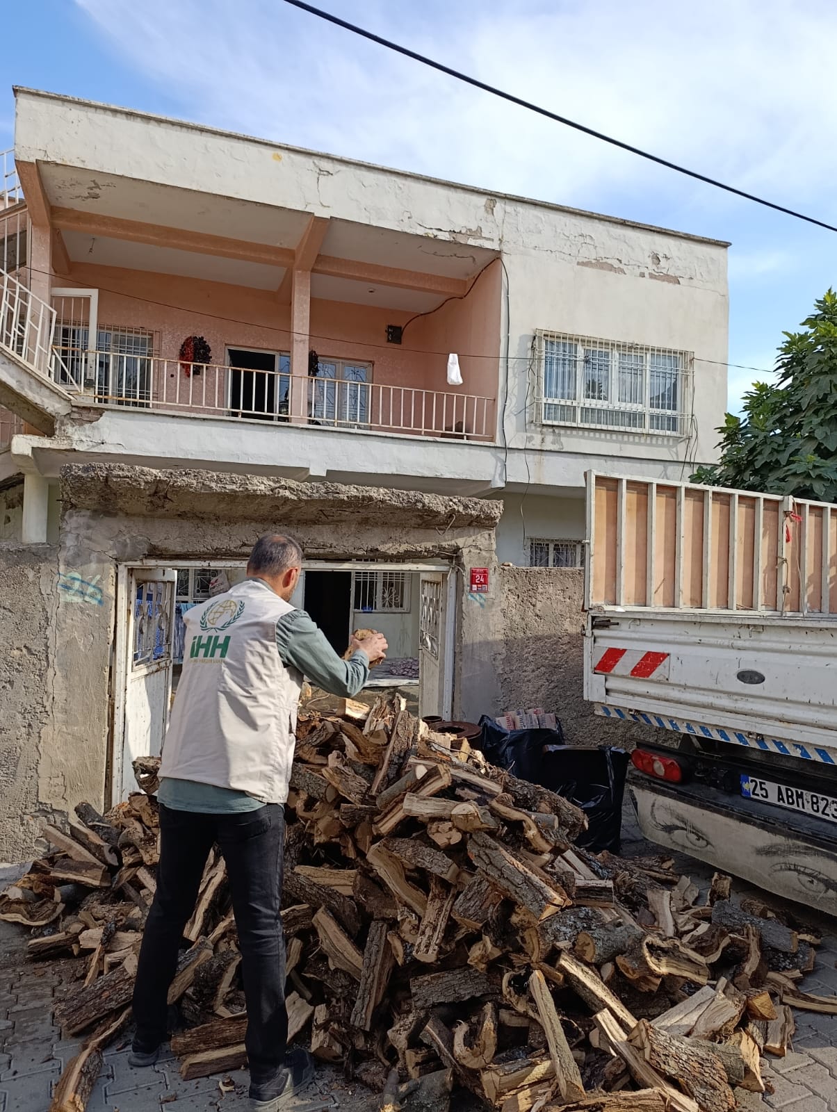 Yetim ve İhtiyaç Sahiplerine Odun Desteği