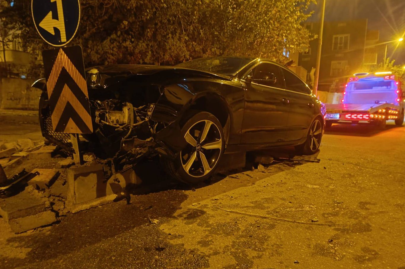 Kontrolden Çıkan Araç Refüje Çıktı