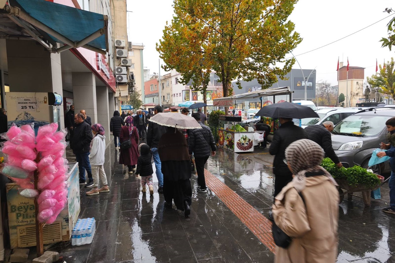 Yağışlar Şemsiye Satışlarını Artırdı