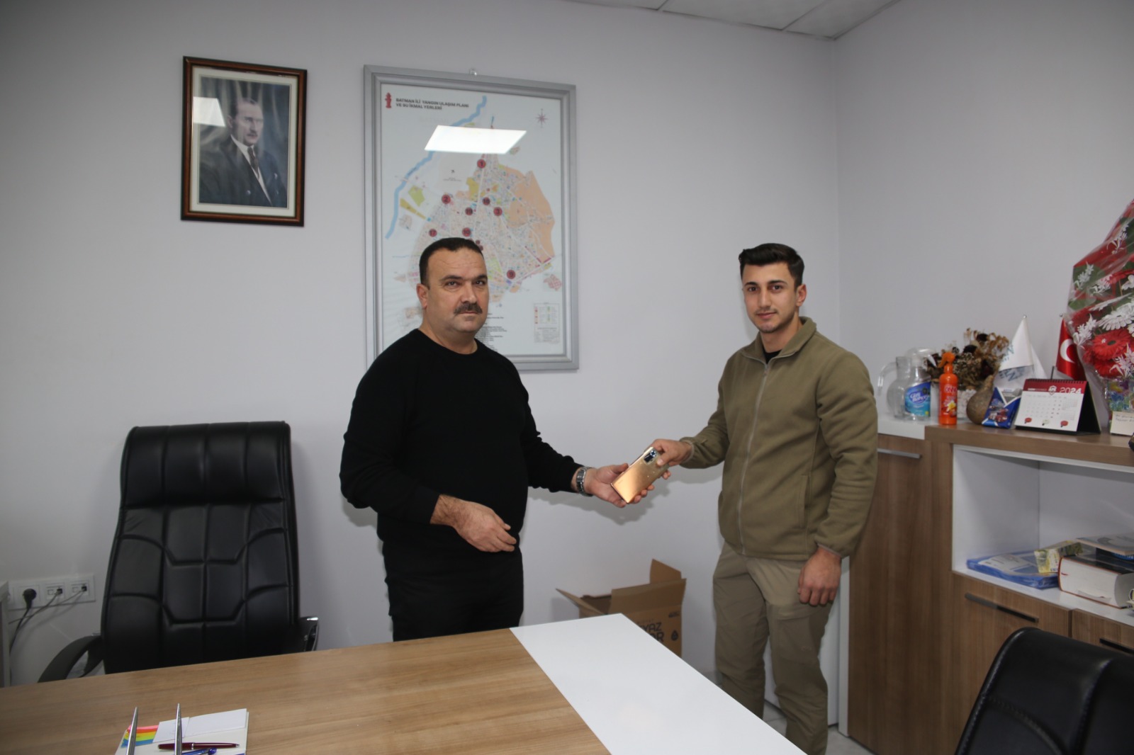 Su Altında Bulunan Telefon Sahibine Verildi