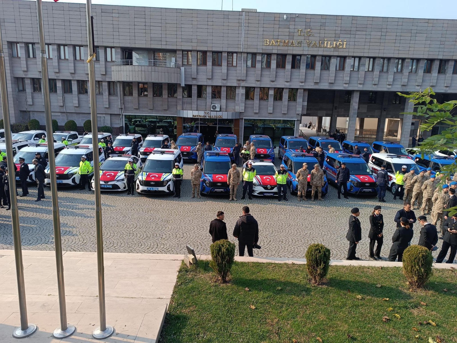 Jandarma ve Emniyete Tahsis Edilen Araçlar Törenle Teslim Edildi