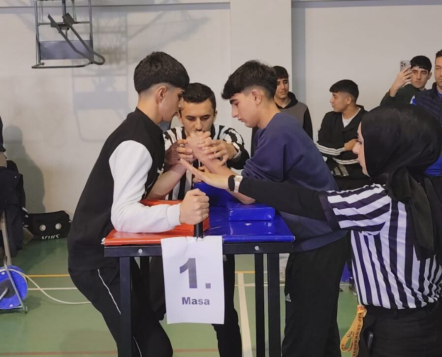 Gençlerin Bilekleri Bükülmüyor