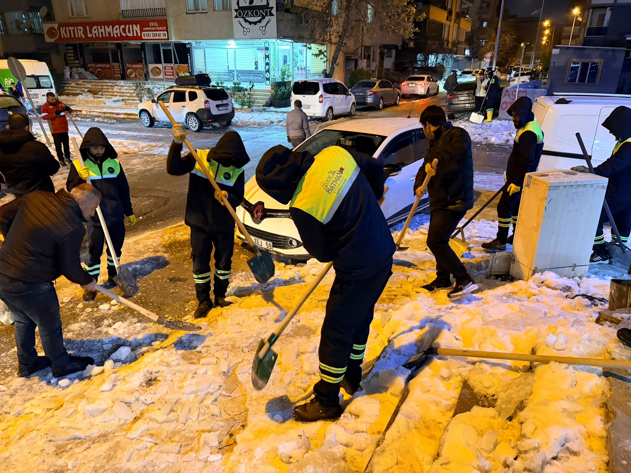 Kaldırımlar İçin 300 Kişilik Gece Seferberliği
