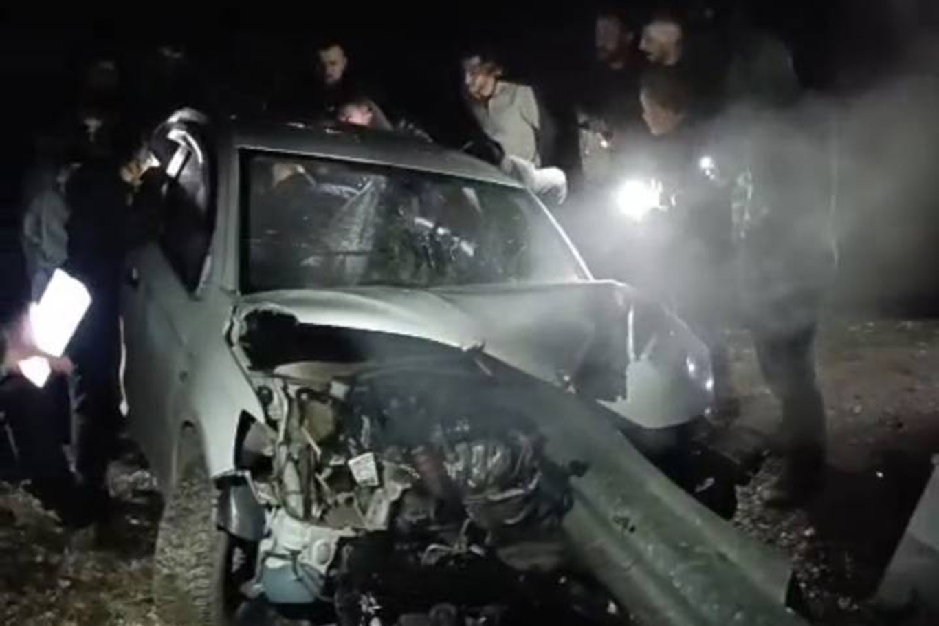 Otomobil Bariyerlere Çarptı: 1’i Ağır 4 Yaralı