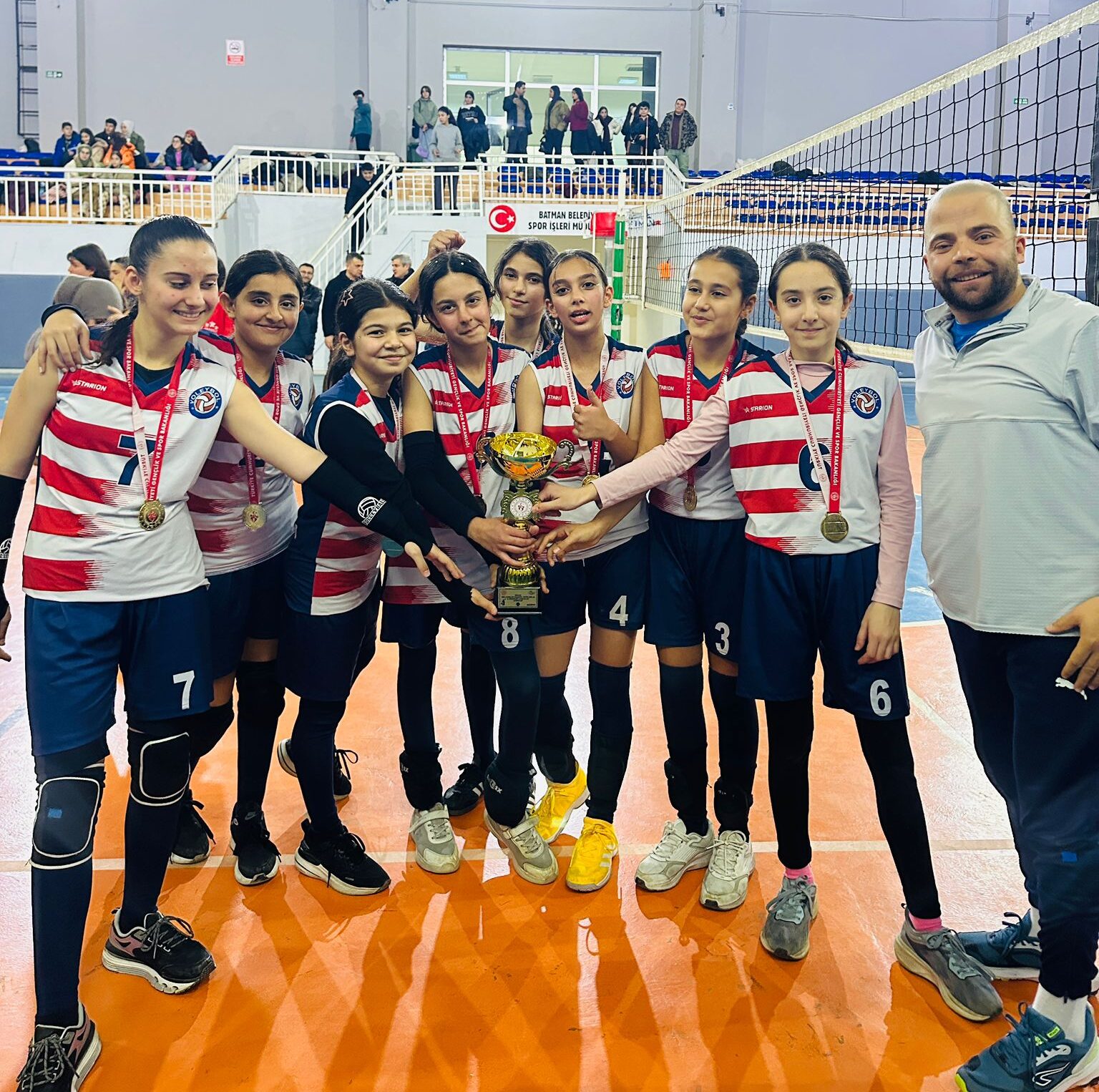 Minik Sultanlar Kupayı Aldı