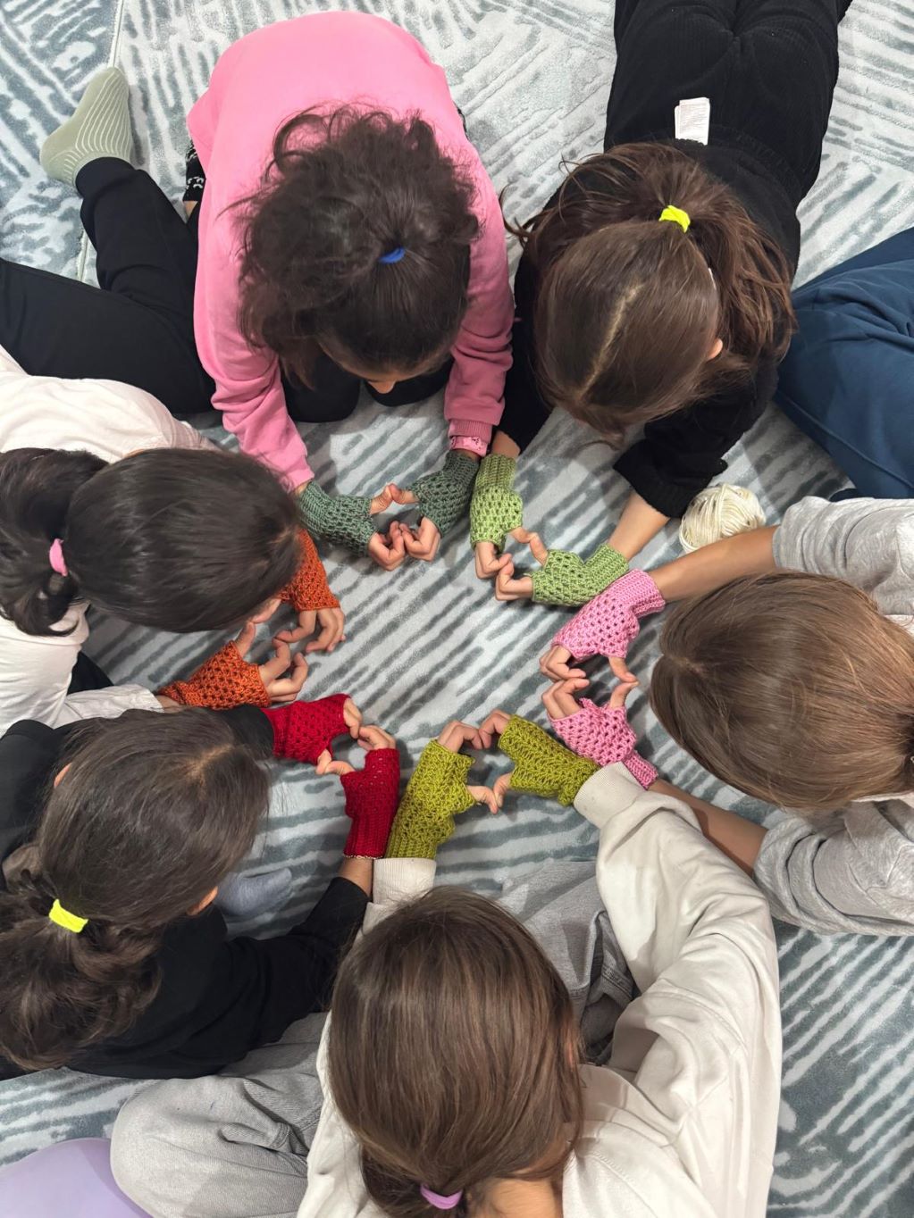 Soğuk Kışta Minik Eller Örgüyle Isındı