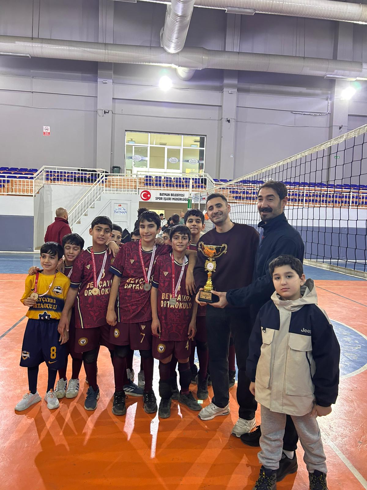 Beyçayırı Köyü Ortaokulu Voleybolda İl Şampiyonu