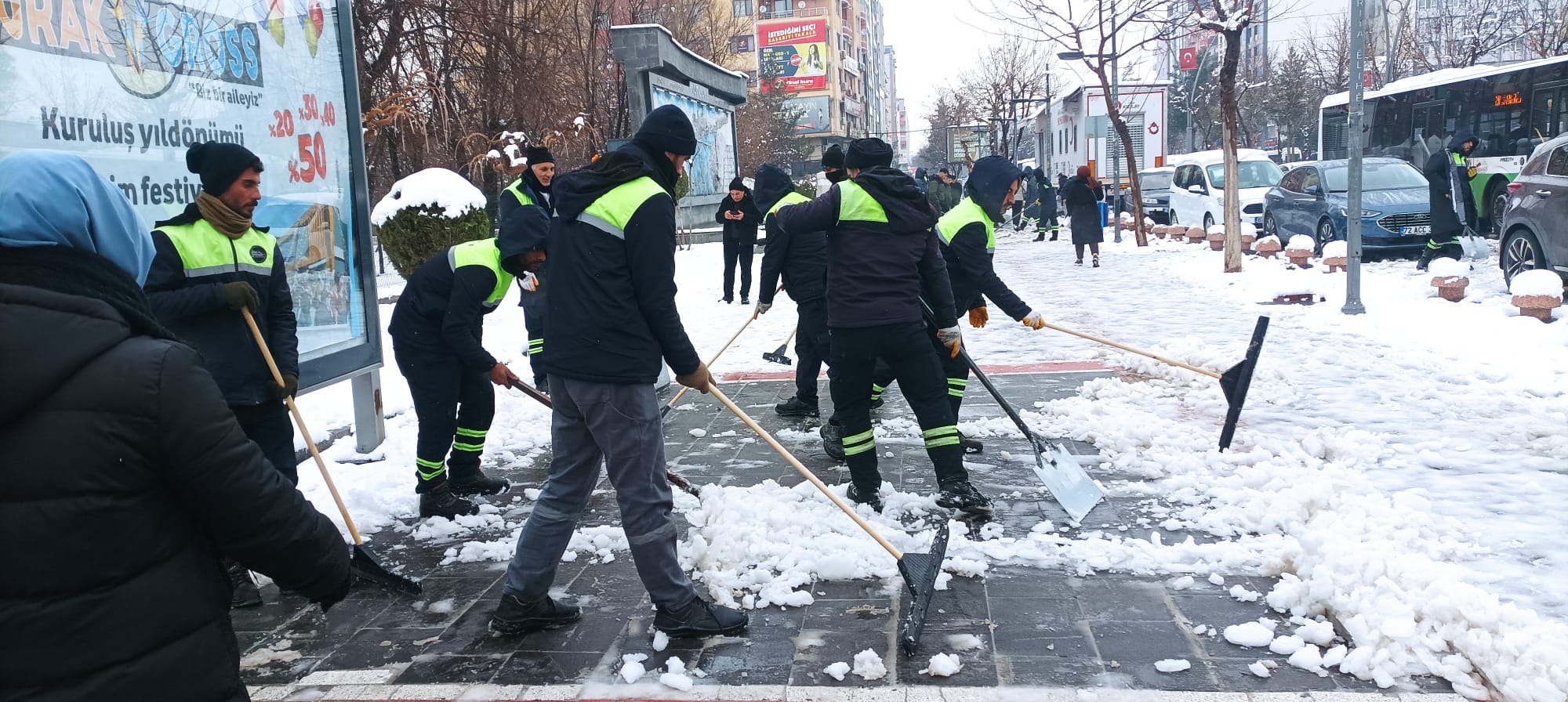 Kaldırım ve Yollarda Kar Temizliği Devam Ediyor