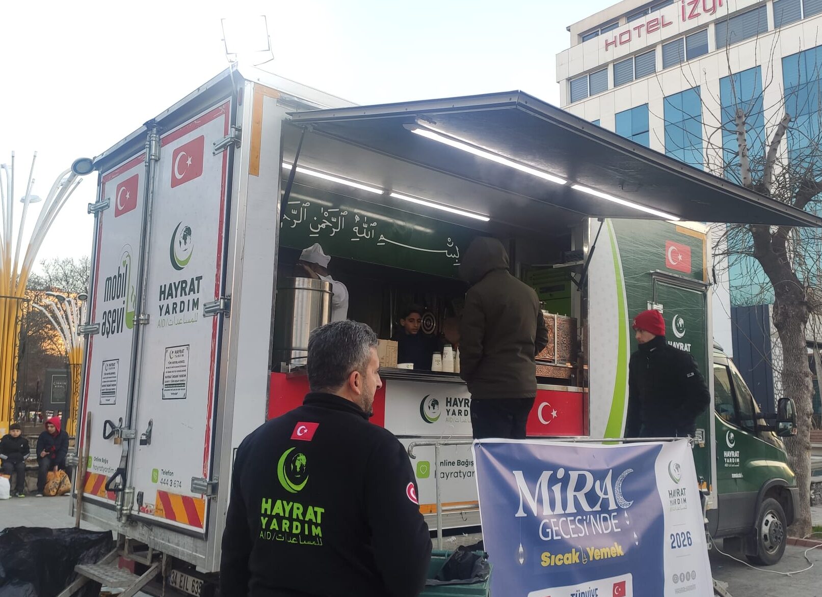Miraç Gecesi’nde Vatandaşa Sıcak İkram