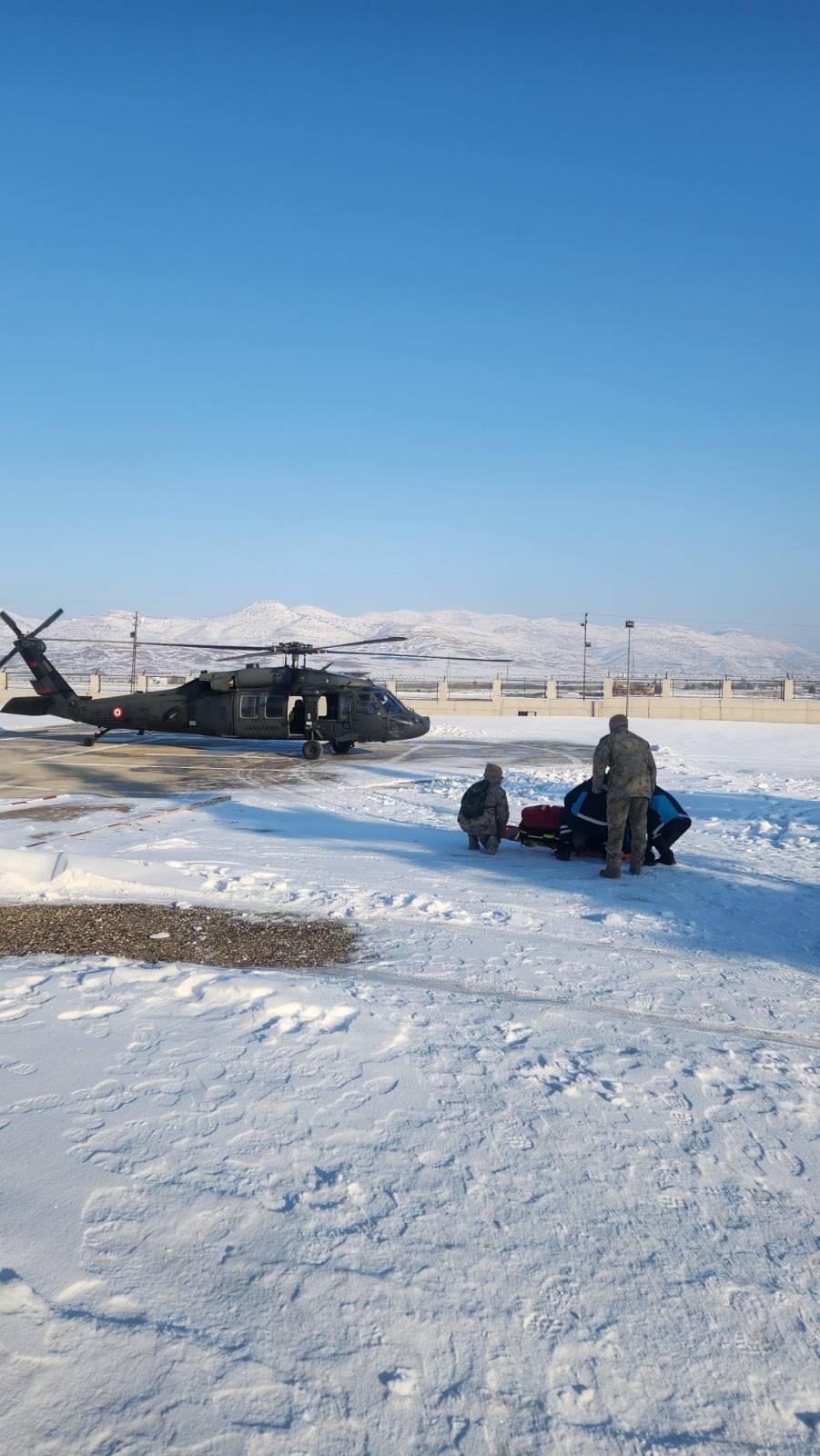 Kapanan Köy Yolunda Helikopterle Kurtarma