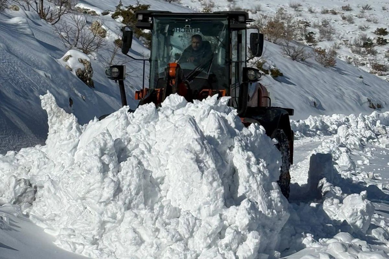 Kapanan Köy Yolları İçin Çalışmalar Devam Ediyor