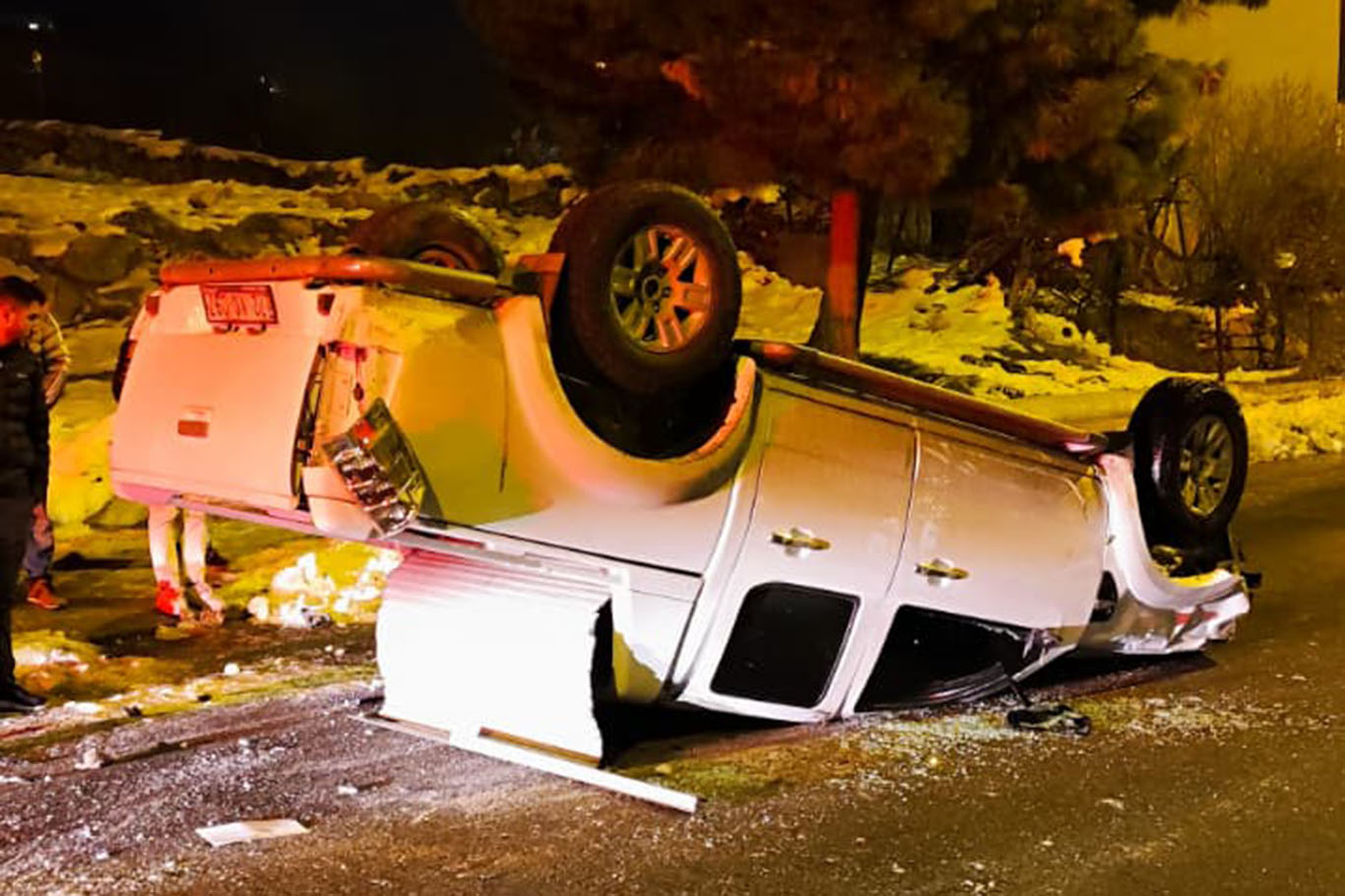Buzlanan yolda araç takla attı