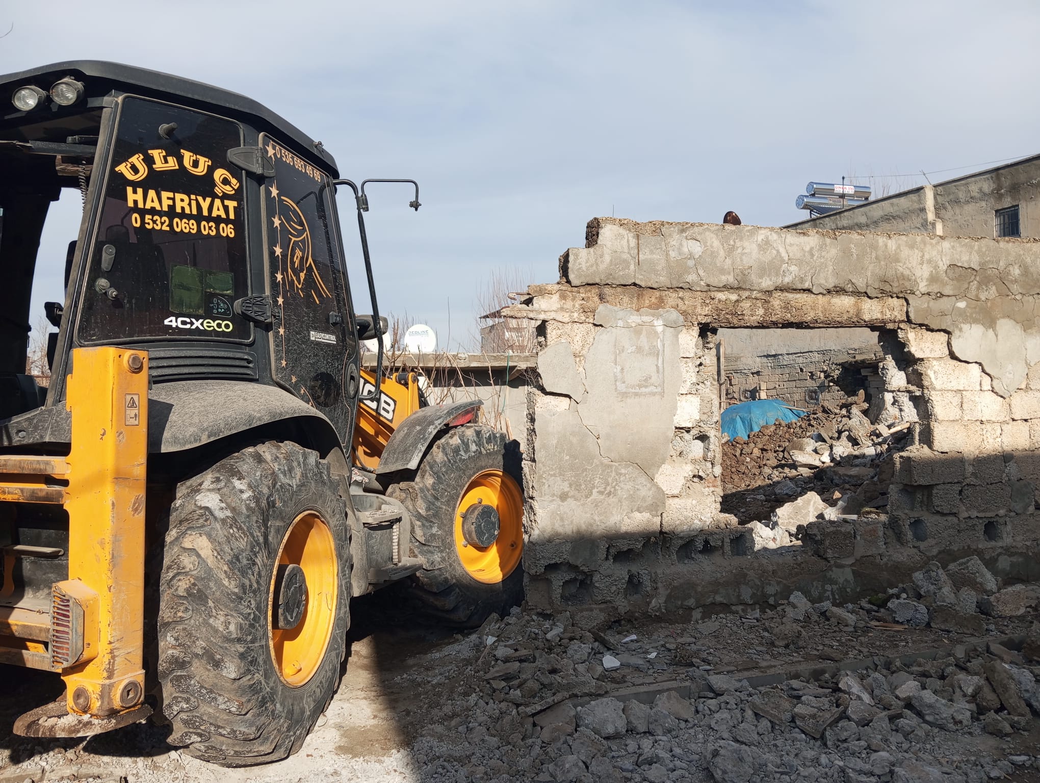 Batman Belediyesi Metruk Binaların Yıkımını Sürdürüyor