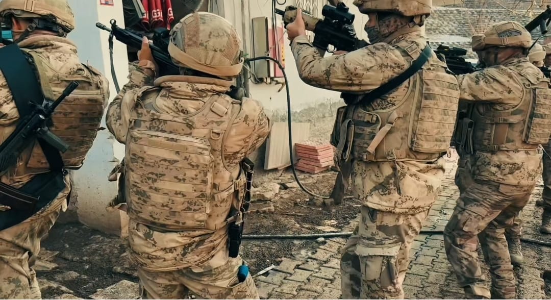 AK-47 ve Tabanca Ele Geçirildi