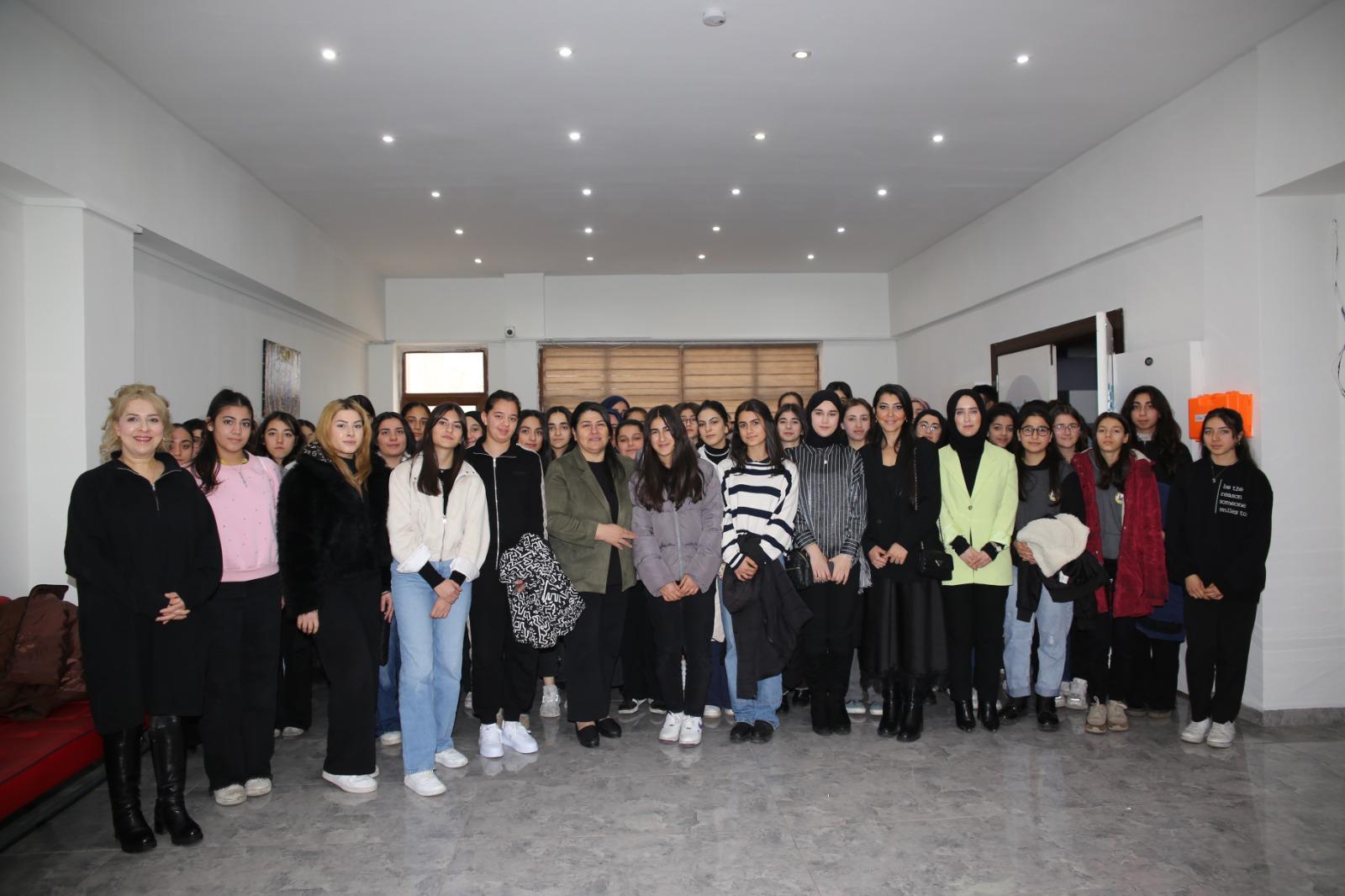 Kız öğrencilere tecrübelerini paylaştı