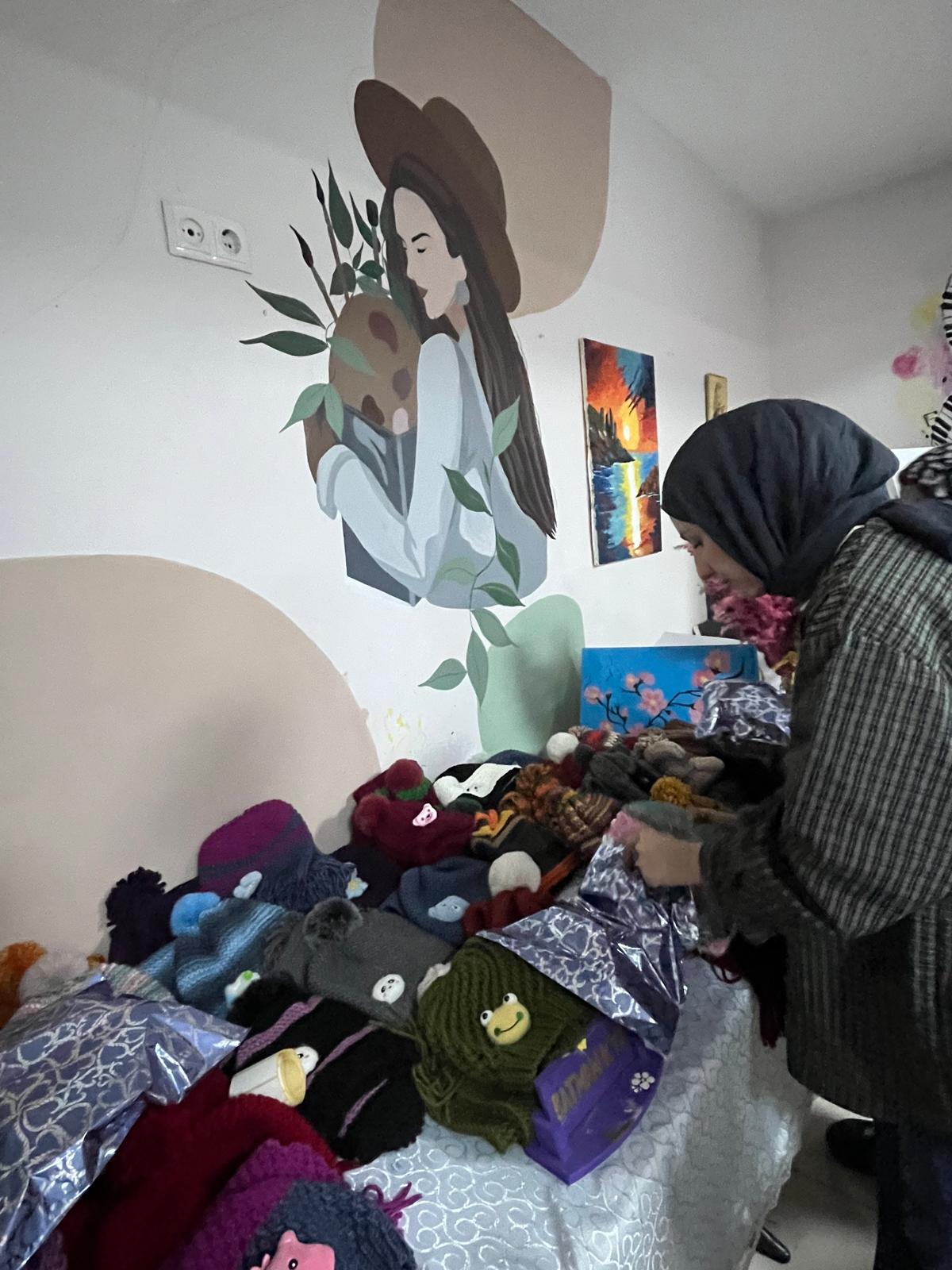 El Emeği Atkılar İhtiyaç Sahiplerine