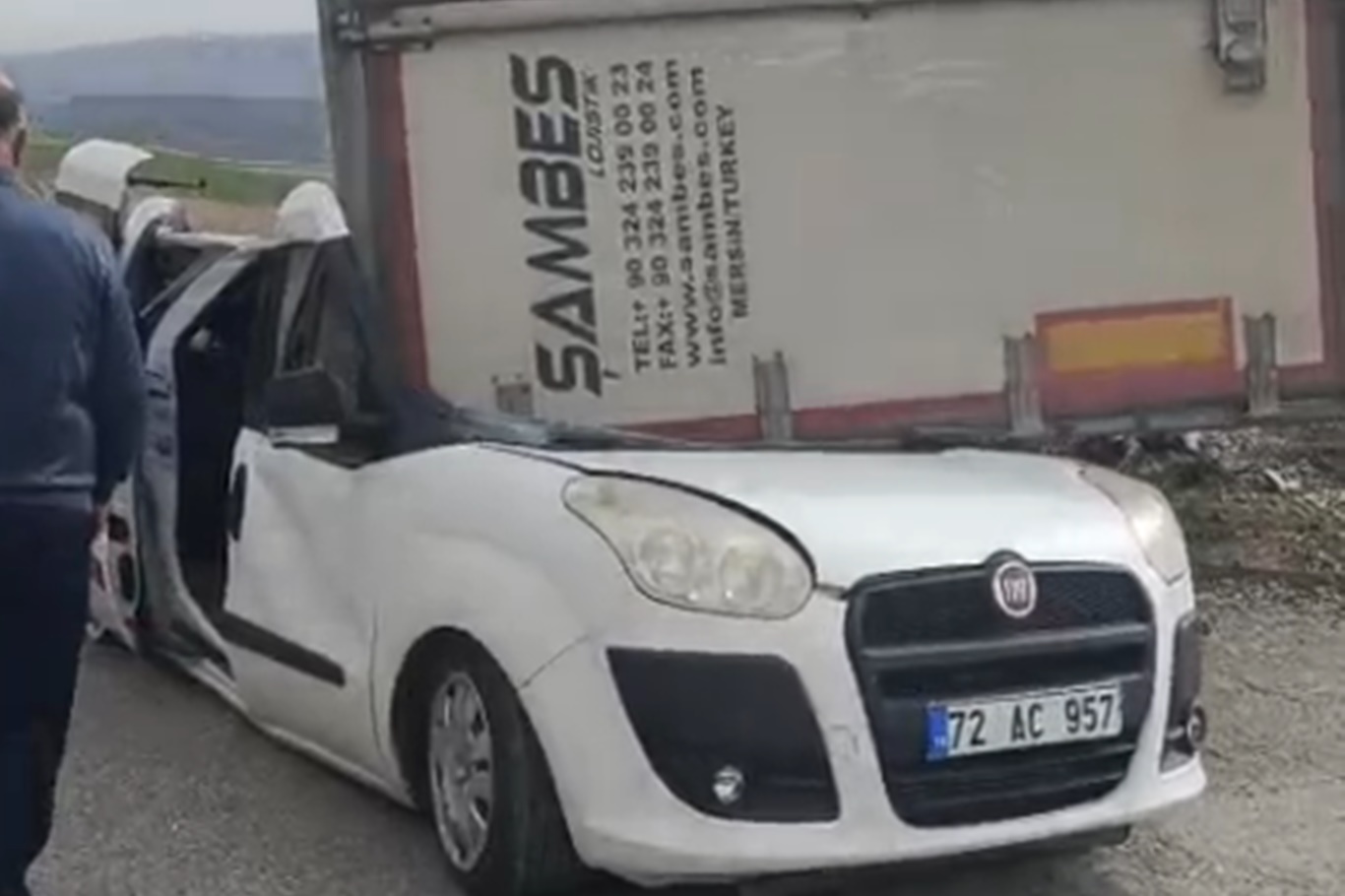 Tırın Dorsesi Radar Aracının Üzerine Devrildi