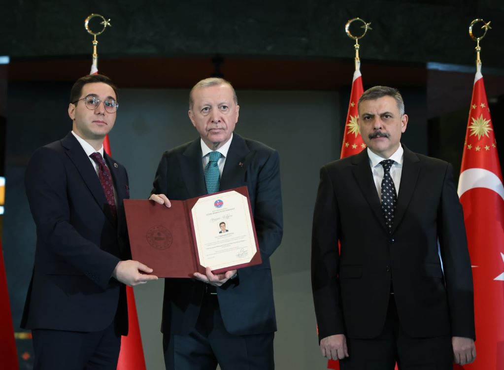 Gercüş Kaymakamı Öztaş’a Üstün Hizmet Ödülü