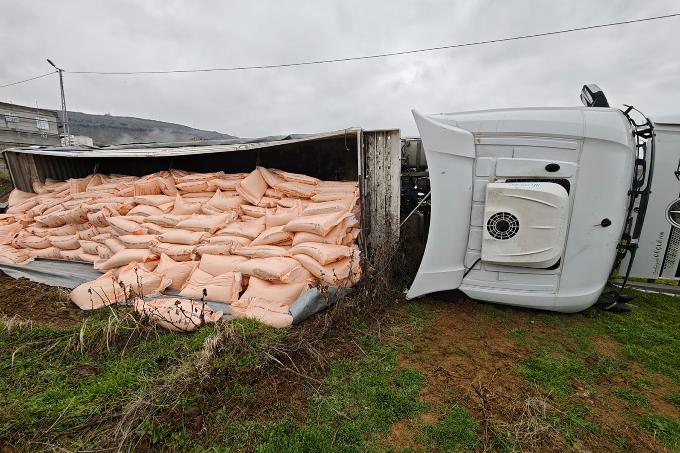 Gübre Yüklü Tır Devrildi: 4 Yaralı